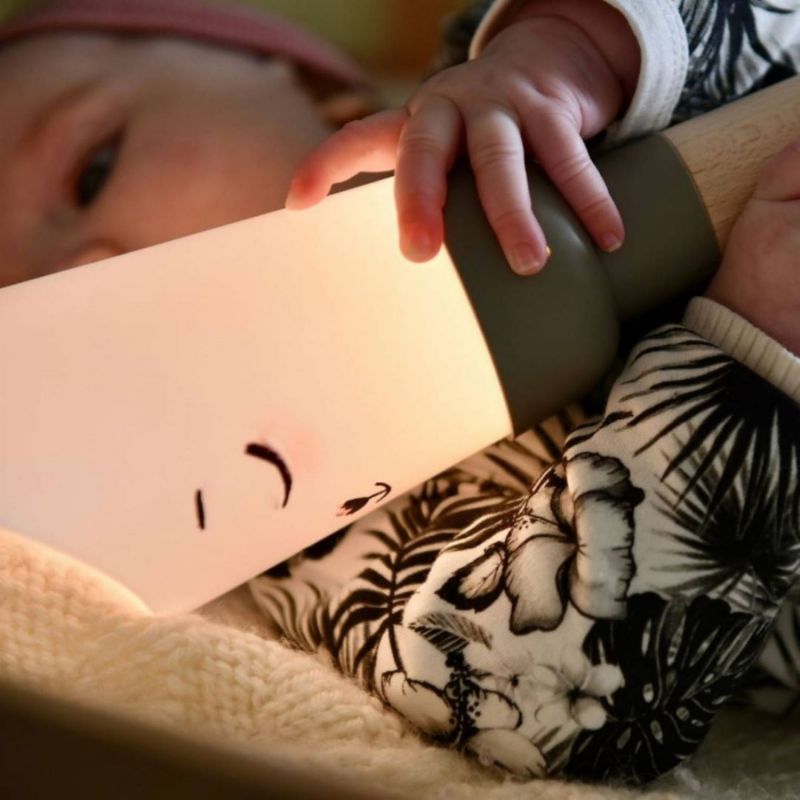 Image d'ambiance de présentation du produit Coffret lampe nomade 5 en 1 Pipouette fait dodo-Taupe cendré - Maison Polochon